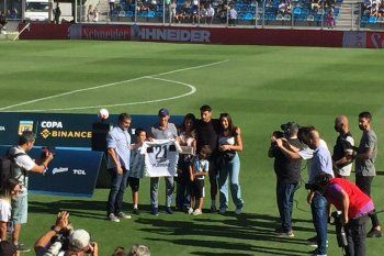 Pedro Troglio junto a su familia en el homenaje que le hizo Gimnasia