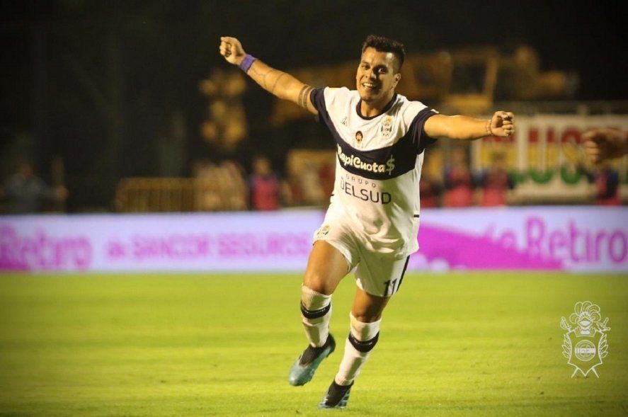 Matías Pérez García luego de marcarle su gol a Newell´s
