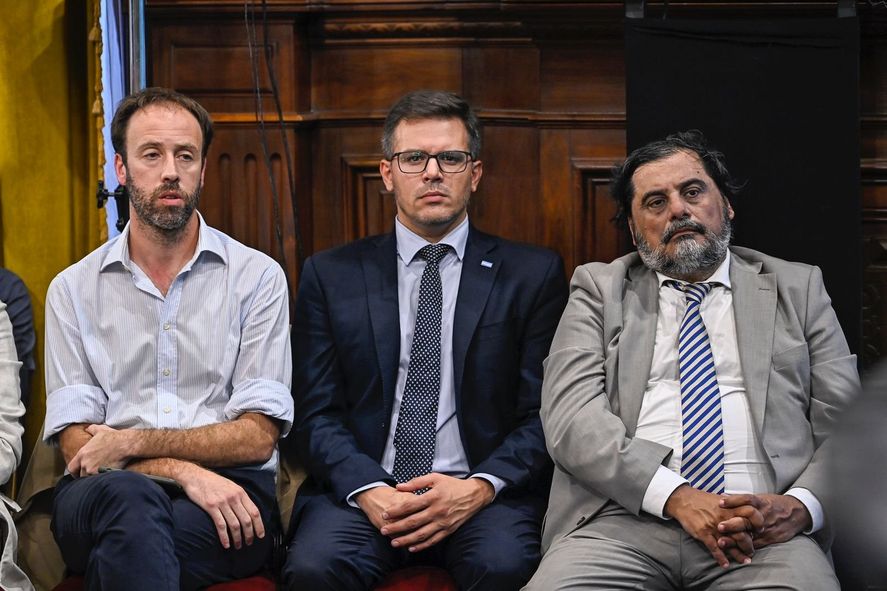 Hernán Gómez (de gris) el encargado de llevar adelante el reclamo judicial de Axel Kicillof por la medida de Javier Milei