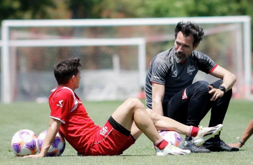 Pablo Piatti y Eduardo Domínguez en una de las tantas charlas en el Country de Estudiantes