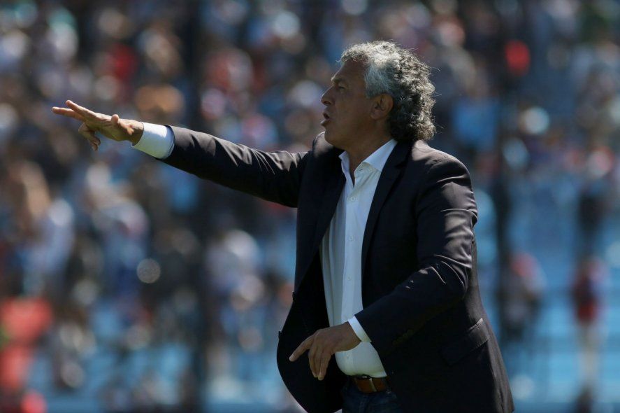 Pipo Gorosito, técnico de Gimnasia en la cancha de Arsenal de Sarandí