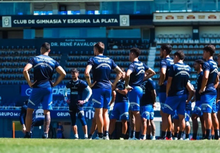El plantel de Gimnasia entrenando. 