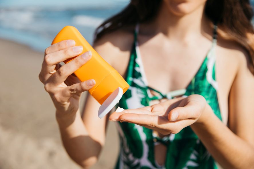 El sol es beneficioso porque nos aporta vitamina D, pero exceso puede ser perjudicial para la salud ya que se puede sufrir de quemaduras solares.