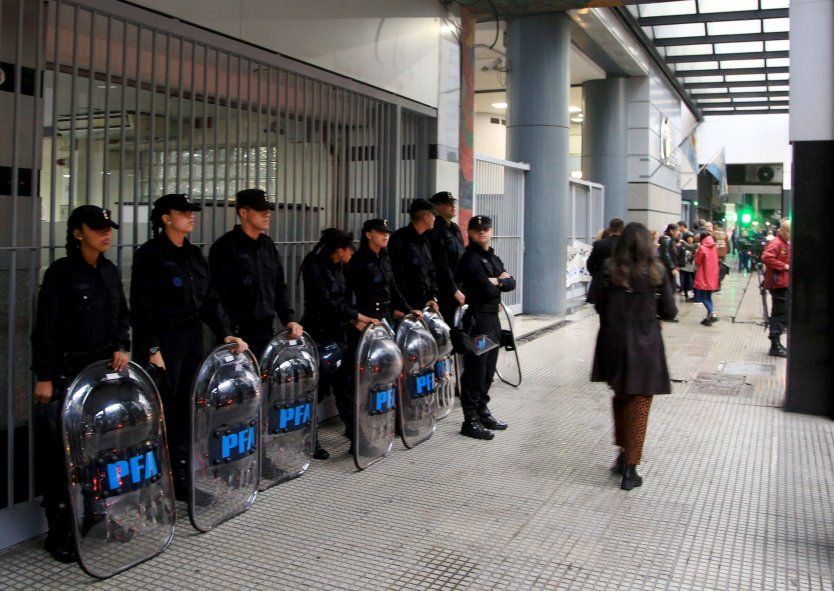 Policías custodian los alrededores de la secretaria de trabajo donde se espera una protesta de ATE por los despidos en el Estado.