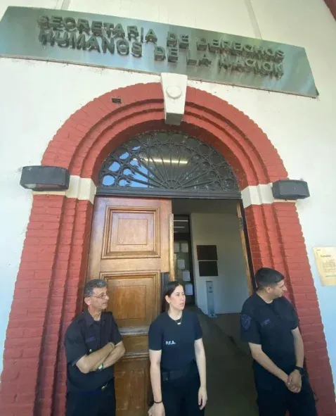 Efectivos policiales impiden el ingreso de trabajadores estatales a dependencias de la Secretaría de Derechos Humanos de la Nación.
