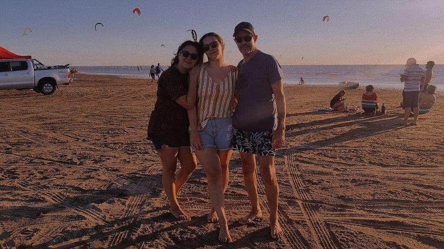 Julieta, madre y padre, hace algunos años. Julieta, madre y padre, hace algunos años.