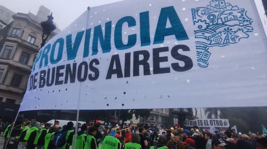 La provincia de Buenos Aires llegó al Congreso para rechazar la Ley Bases. Foto: El Teclado La provincia de Buenos Aires llegó al Congreso para rechazar la Ley Bases. Foto: El Teclado