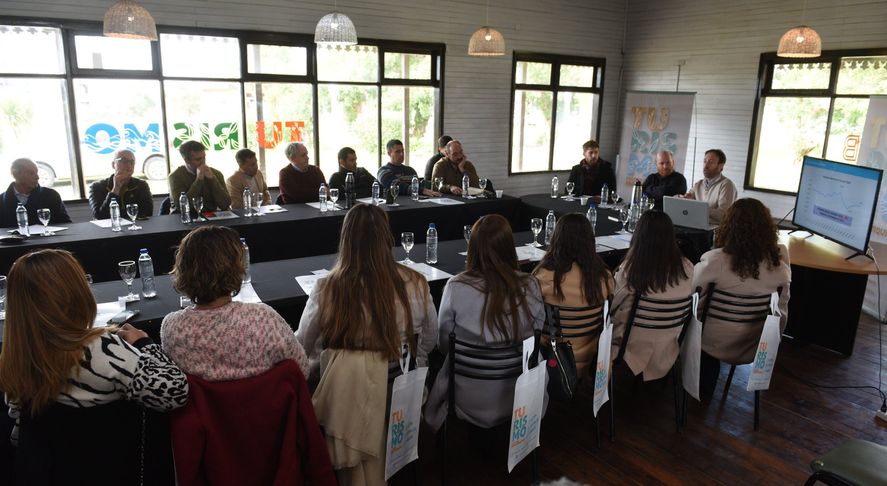Pablo López junto a los intendentes de la costa Pablo López junto a los intendentes de la costa