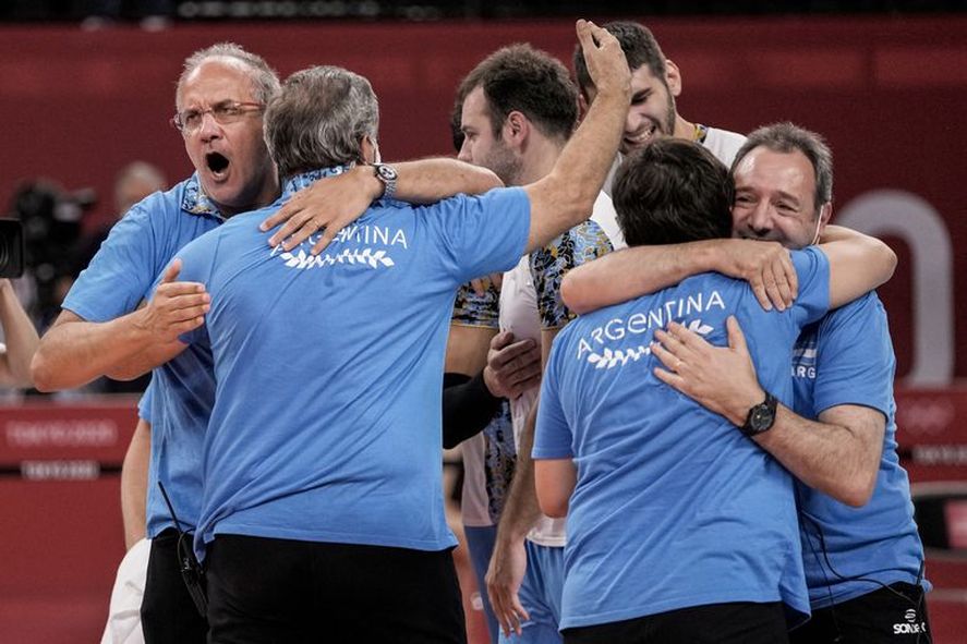 Méndez en pleno festejo por la actuación de Argentina en vóley en los Juegos Olímpicos de Tokio 2020.