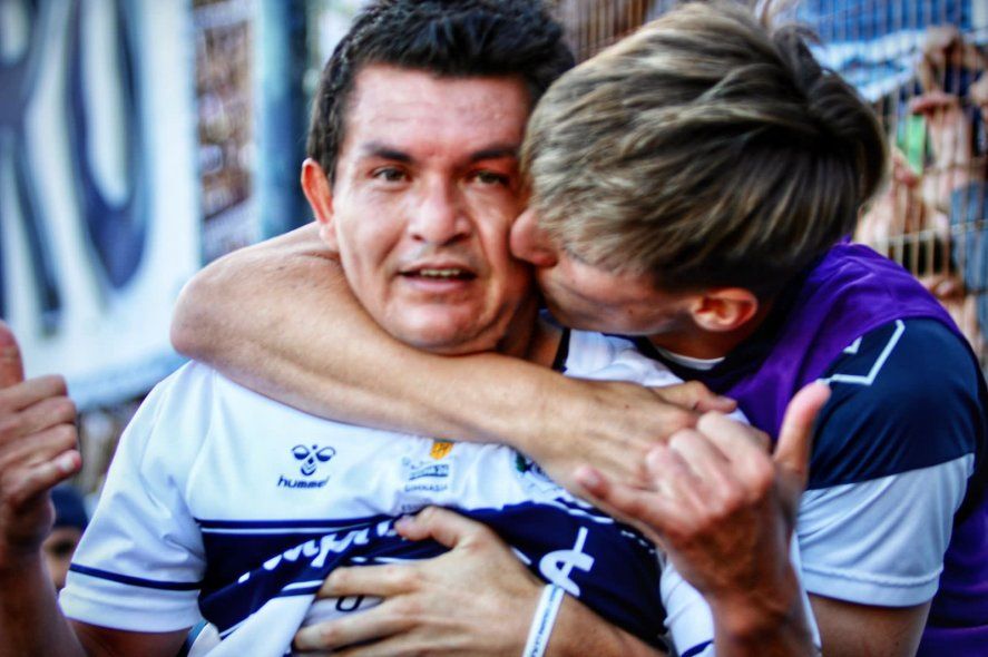 Luis Rodríguez festejando uno de sus goles en el Clásico Platense.