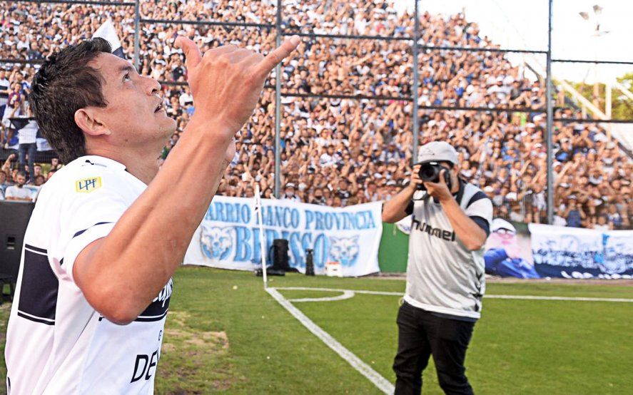 El Pulga Rodríguez festeja uno de sus tres goles en el Clásico de 2021 entre Gimnasia y Estudiantes.