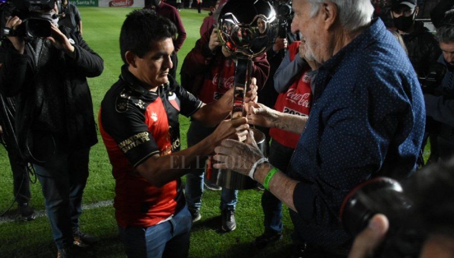 El Pulga Rodríguez recibió la copa en manos de José Vignatti, presidente de Colón
