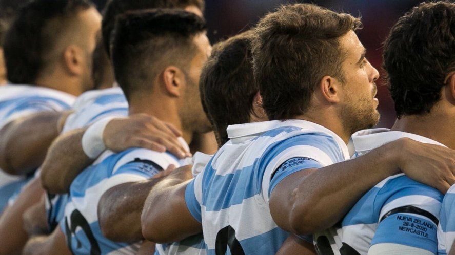 La casi invisible cinta negra que presentaron Los Pumas para homenajear a Maradona reabrió la grieta de clase.