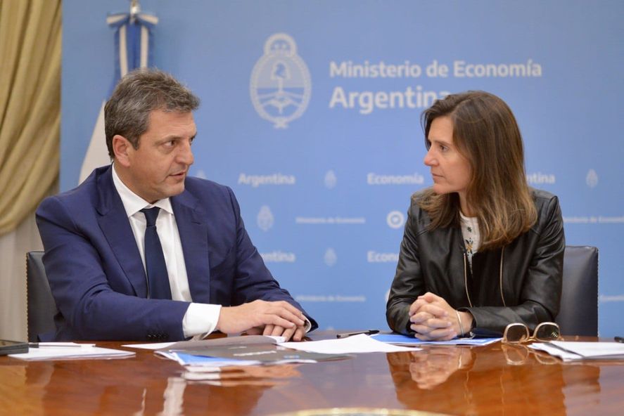 Sergio Massa, como ministro de Economía, y Fernanda Raverta, como titular de la ANSES, ampliaron los créditos para jubilados, pensionados, trabajadores y monotributistas. Sergio Massa, como ministro de Economía, y Fernanda Raverta, como titular de la ANSES, ampliaron los créditos para jubilados, pensionados, trabajadores y monotributistas.