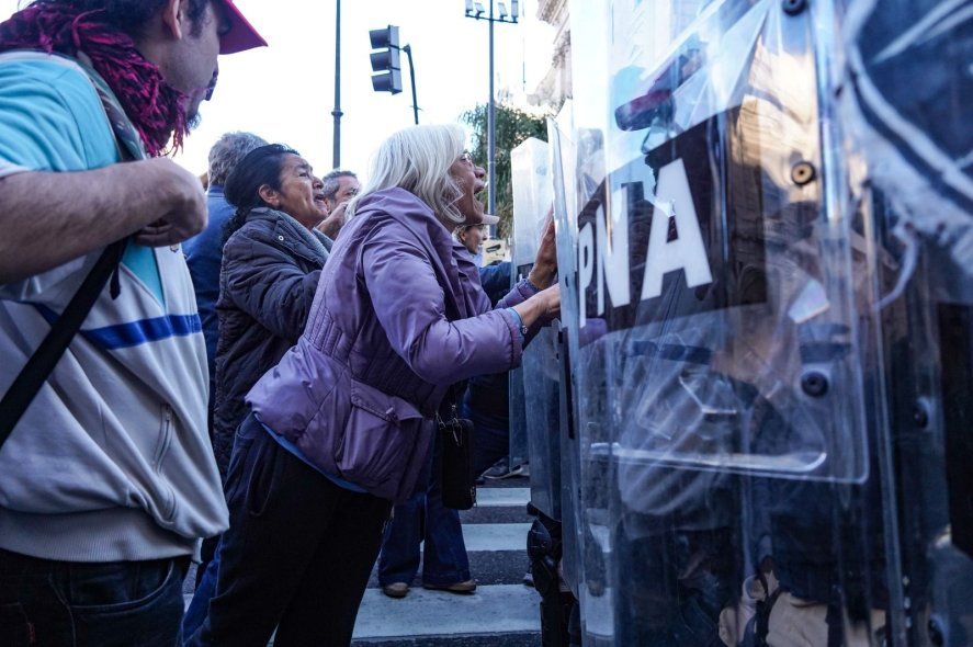 Marcha de jubilados afuera del Congreso para defender la ley de movilidad jubilatoria que el presidente Milei vetó.
