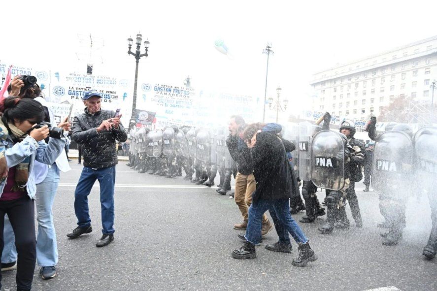 Una imagen de la represión en el Congreso en el debate por la Ley Bases