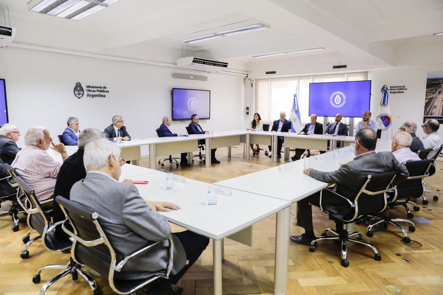 Los empresarios del transporte público se reunieron con dirigentes de la UTA y funcionarios del Ministerio de Infraestructura de la Nación. Los empresarios del transporte público se reunieron con dirigentes de la UTA y funcionarios del Ministerio de Infraestructura de la Nación.