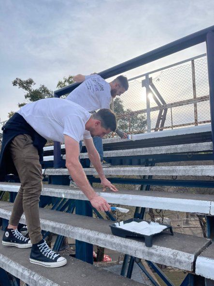 Rodrigo Rey se acercó junto a su familia al Bosque y pintó como un hincha más las tribunas del Juan Carmelo Zerillo (Foto @moritodelagente)
