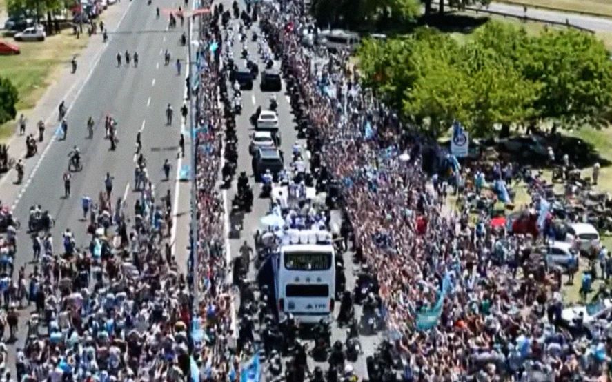 El plantel campeón del mundo festeja junto a los hinchas la tercera estrella.