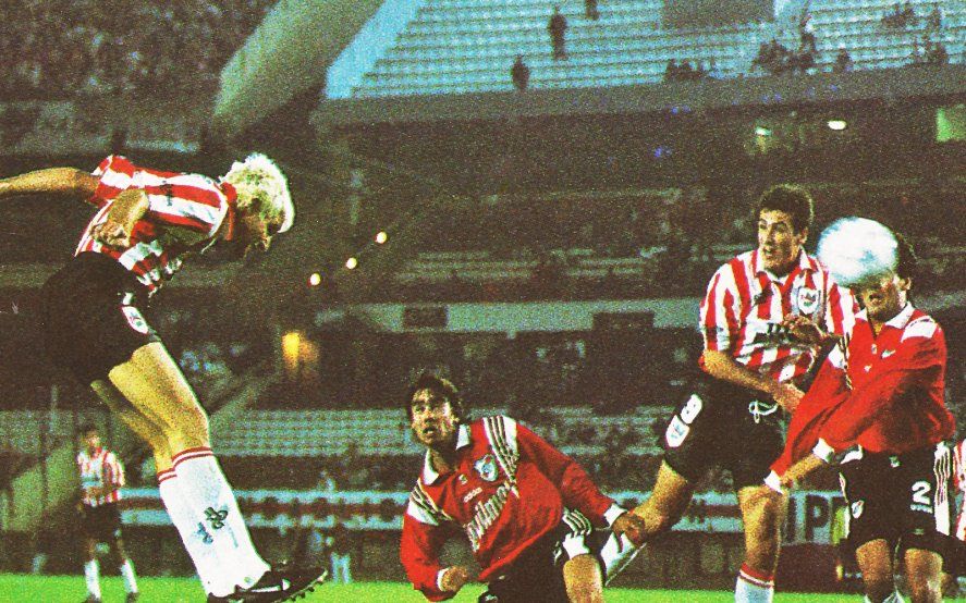Martín Palermo cabecea al gol en el 4-1 de Estudiantes sobre River en Núñez en 1997.