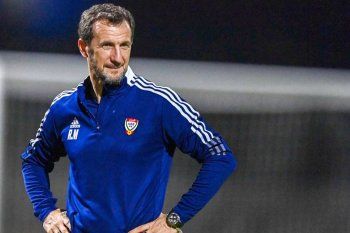Rodolfo Arruabarrena, ex DT de Boca, dirige a la Selección de Emiratos Árabes Unidos.