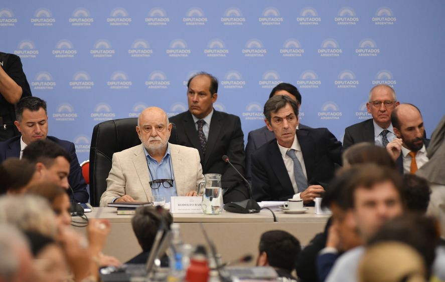 Rodolfo Barra y Eduardo Rodríguez Chirillo fueron los dos primeros funcionarios de Milei en defender la ley ómnibus en plenario de comisiones del Congreso. Rodolfo Barra y Eduardo Rodríguez Chirillo fueron los dos primeros funcionarios de Milei en defender la ley ómnibus en plenario de comisiones del Congreso.