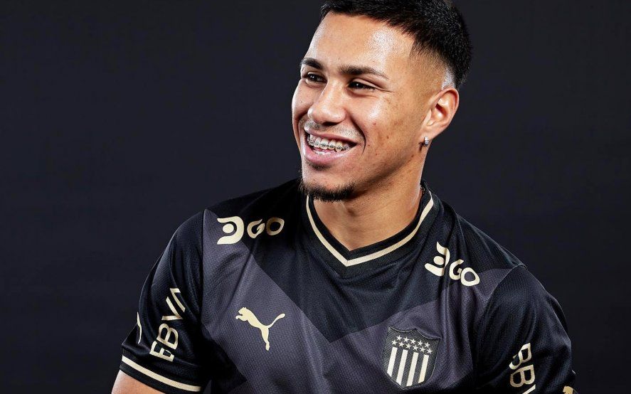 Rodrigo Saravia con la camiseta de Peñarol. Rodrigo Saravia con la camiseta de Peñarol.