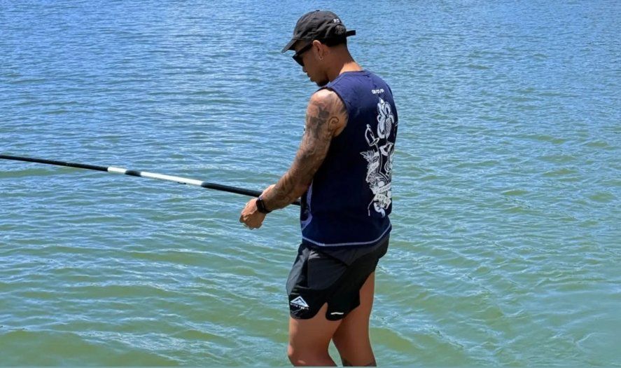 Rodrigo Saravia y su guiño a Gimnasia en sus vacaciones. Rodrigo Saravia y su guiño a Gimnasia en sus vacaciones.