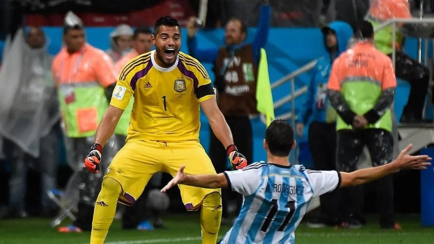 Chiquito Romero festeja junto a Maxi Rodríguez en 2014.