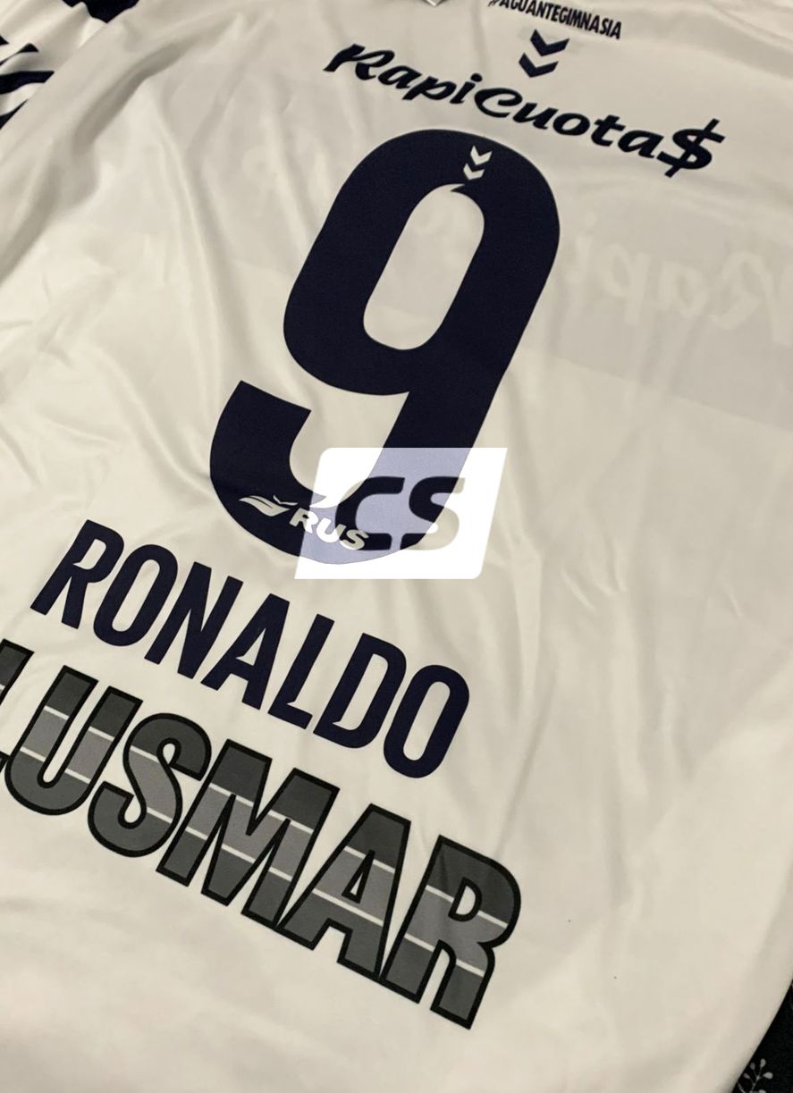 Foto exclusiva de la camiseta de Gimnasia con el 9 de Ronaldo.