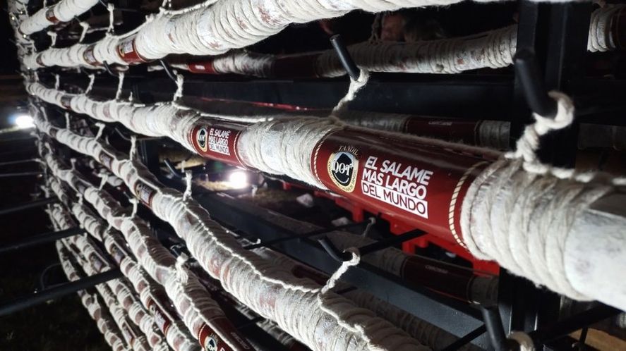 El récord del salame más largo del mundo volvió a ser de Tandil, en el marco de un nuevo festival "Chacinar 2024" que se realizó este fin de semana. El récord del salame más largo del mundo volvió a ser de Tandil, en el marco de un nuevo festival "Chacinar 2024" que se realizó este fin de semana.
