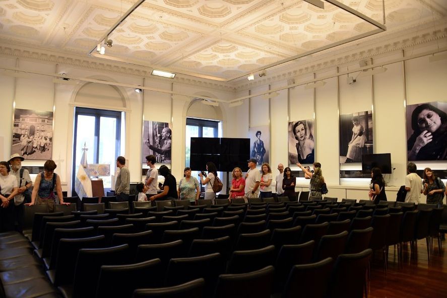 Mercedes Sosa y Tita Merello, algunas de las mujeres que eran homenajeadas en el salón. CFK lo usó como sala de conferencias. Macri y Milei como oficinas de marketing digital.