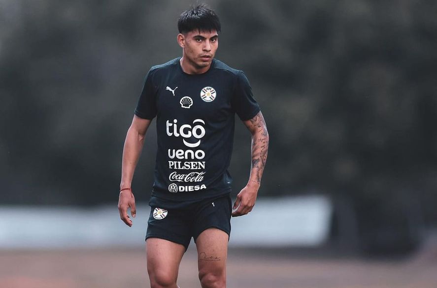 Santiago Arzamendia entrenando con la Selección de Paraguay