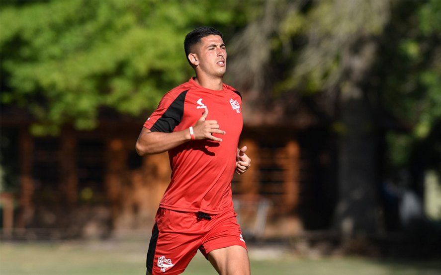 Santiago Flores en un entrenamiento de Estudiantes durante su estadía en el club Santiago Flores en un entrenamiento de Estudiantes durante su estadía en el club
