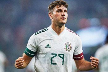 Santiago Giménez con la camiseta de México. Quedó afuera de los 26 pero todavía sueña con el Mundial.