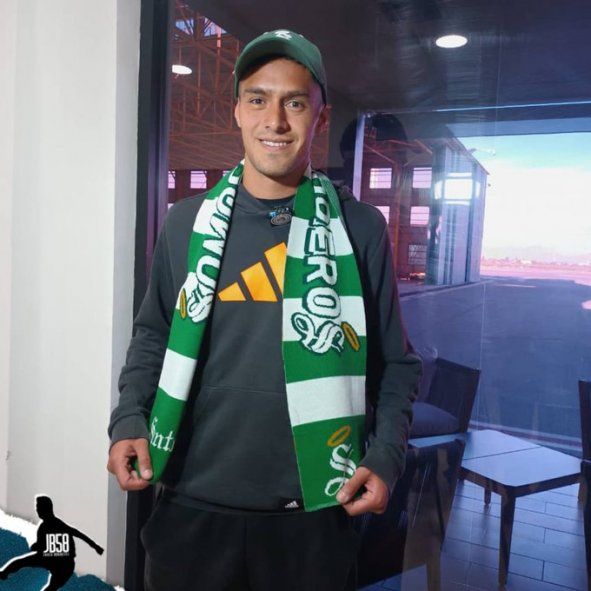 Tras dejar Estudiantes, Santiago Núñez posó con los colores del Santos Laguna