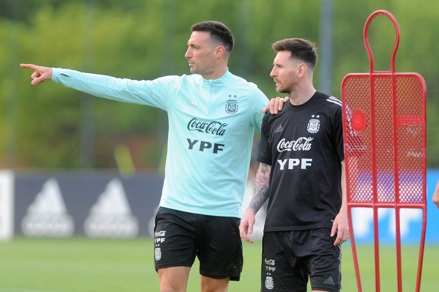 Lionel Scaloni junto a Lionel Messi en la Selección Argentina.