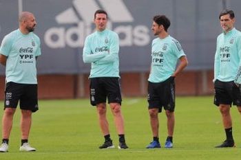 Trabajo de equipo: Scaloni y su cuerpo técnico definen los últimos detalles de la lista.