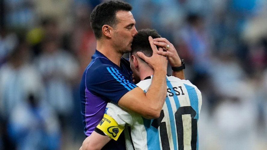 Lionel Scaloni y una foto con Messi para toda la vida, elegida por FIFA para saludarlo