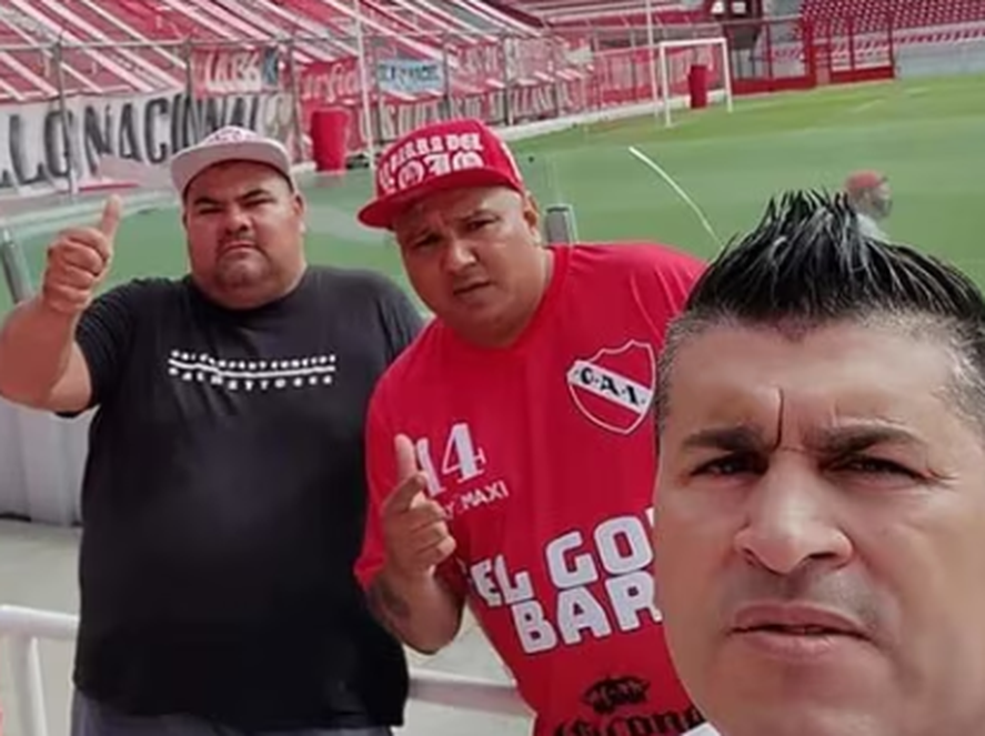 Juani, con remera y gorra del rojo. La barra de Independiente se "presentó" ante Tevez. Juani, con remera y gorra del rojo. La barra de Independiente se "presentó" ante Tevez.