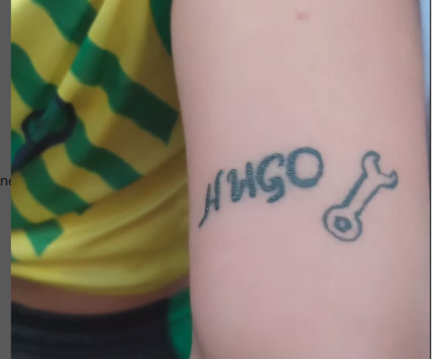 El tatuaje de Hugo y la llave combinada, típica entre mecánicos, en la tribunda de Aldosivi: un mensaje al corazón de Álvaro.