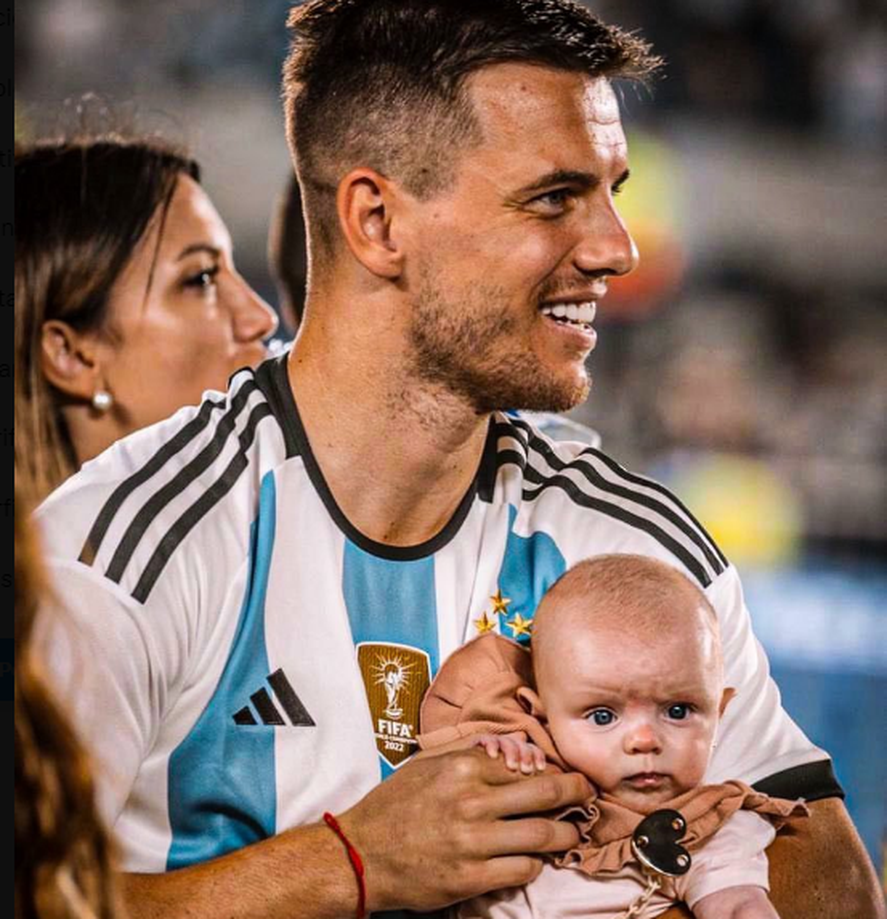 Lo Celso y su primogénita Emilia, en la fiesta de los campeones en el Monumental. Lo Celso y su primogénita Emilia, en la fiesta de los campeones en el Monumental.