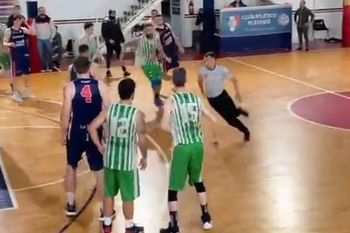 el arbitro de basquet perseguido por un jugador mostro gran velocidad