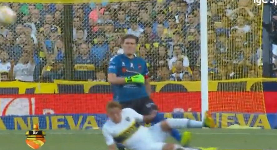 Retegui le entra con todo a Bértoli en su debut, hoy en Tigre es parte de la historia.