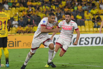 Hace todos: Sand la metió en contra en el primer tiempo y lo igualó en la segunda parte.