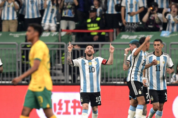 argentina 2 - australia 0: goles de messi y pezzella mas el debut de garnacho