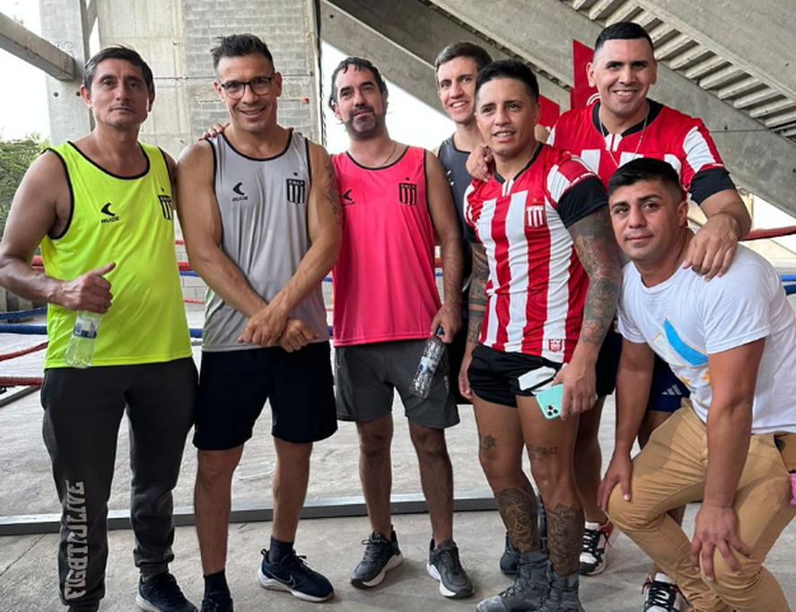 Maravilla Martínez, Rogelio Bustos y parte del equipo que formó parte de la masterclass del quilmeño: el boxeo pincha tuvo una jornada de lujo en UNO.