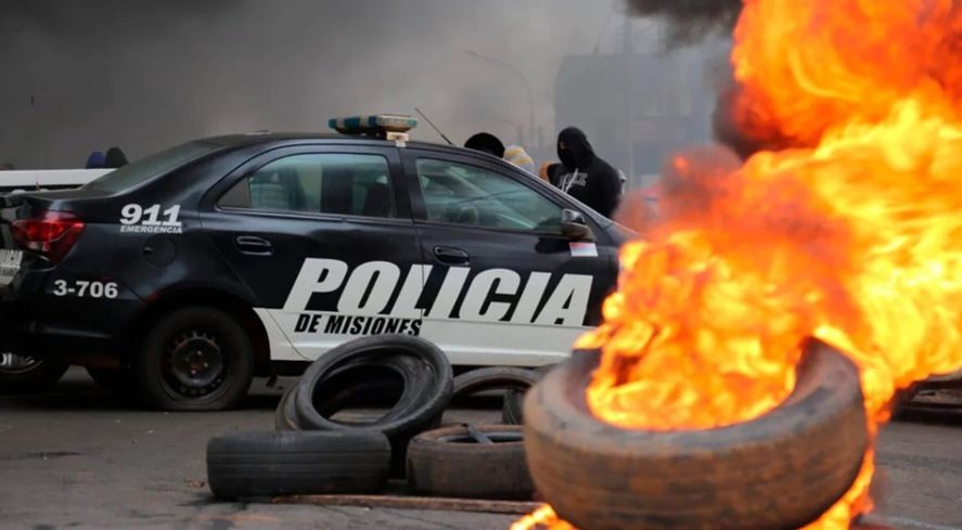 En mayo de este año, la Policía de Misiones lideró protestas contra el gobierno de su provincia. En mayo de este año, la Policía de Misiones lideró protestas contra el gobierno de su provincia.