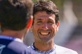 Sebastián Romero, el DT de Gimnasia, sonriente en Estancia Chica.