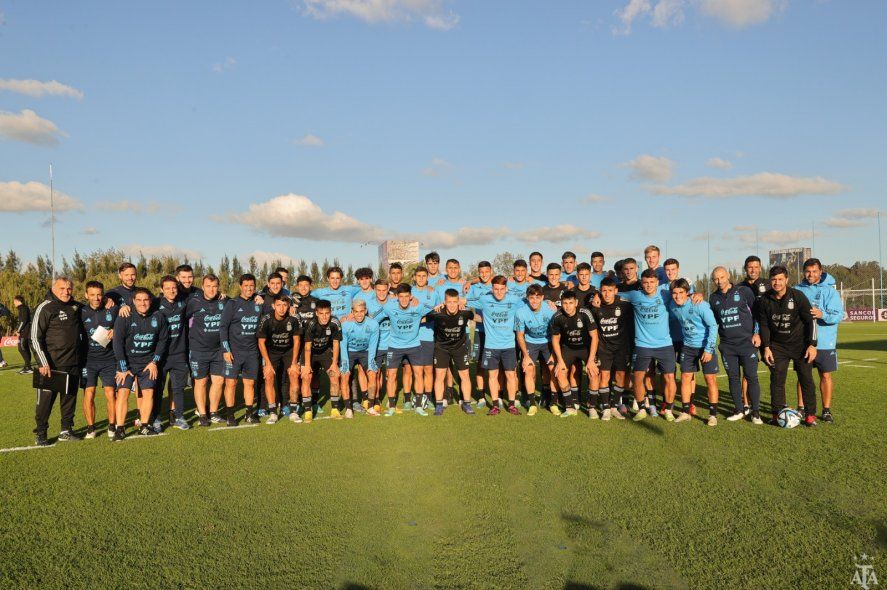 La Selección Argentina Sub 20 junto a los jugadores juveniles del ascenso
